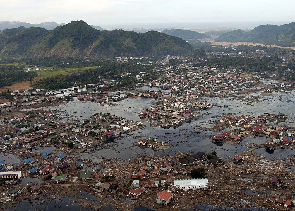 ساحل سومطرة بعد الزلزال الذي ضرب المحيط الهندي عام ٢٠٠٤